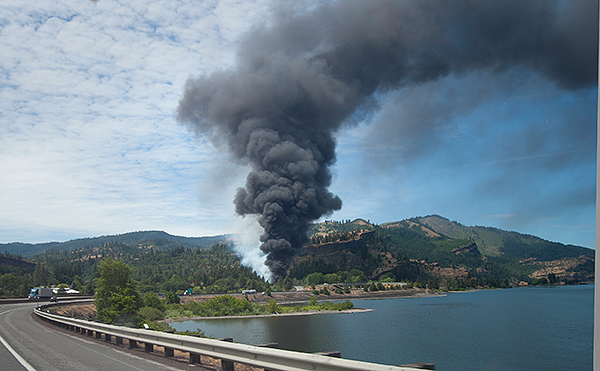 Oil train derails and tanker cars on fire in Mosier, OR 6-4-16