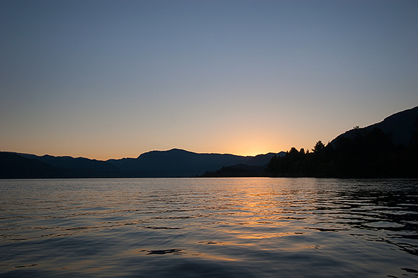 Sunrise on the Columbia River to start a hot day