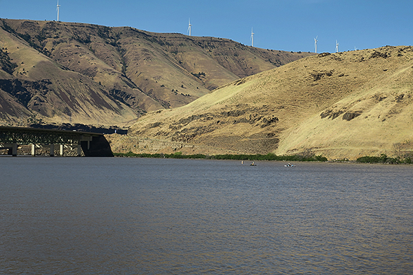 Kayak fishermen on the John Day River near Lepage Park